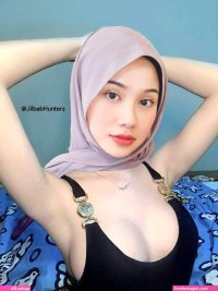 Jilbab pamer bra