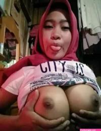 Jilbab pamer susu
