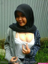 Foto Cewek Jilbab Pamer Susu Mungil